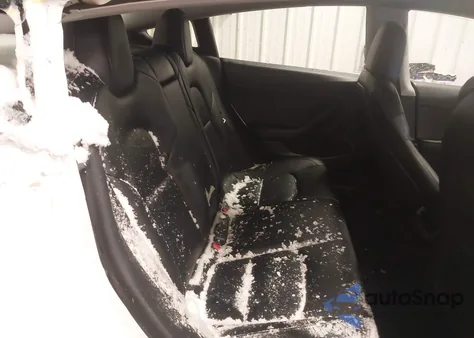 2021 Tesla Model 3 Standard Range Plus Rear-Wheel Drive z USA, uszkodzony, nr VIN 5YJ3E1EA3MF096428